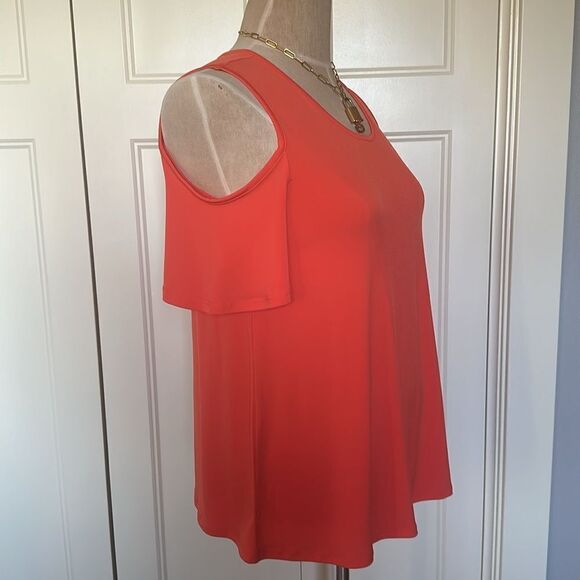 Cold Shoulder flowy top. - Picture 4 of 9